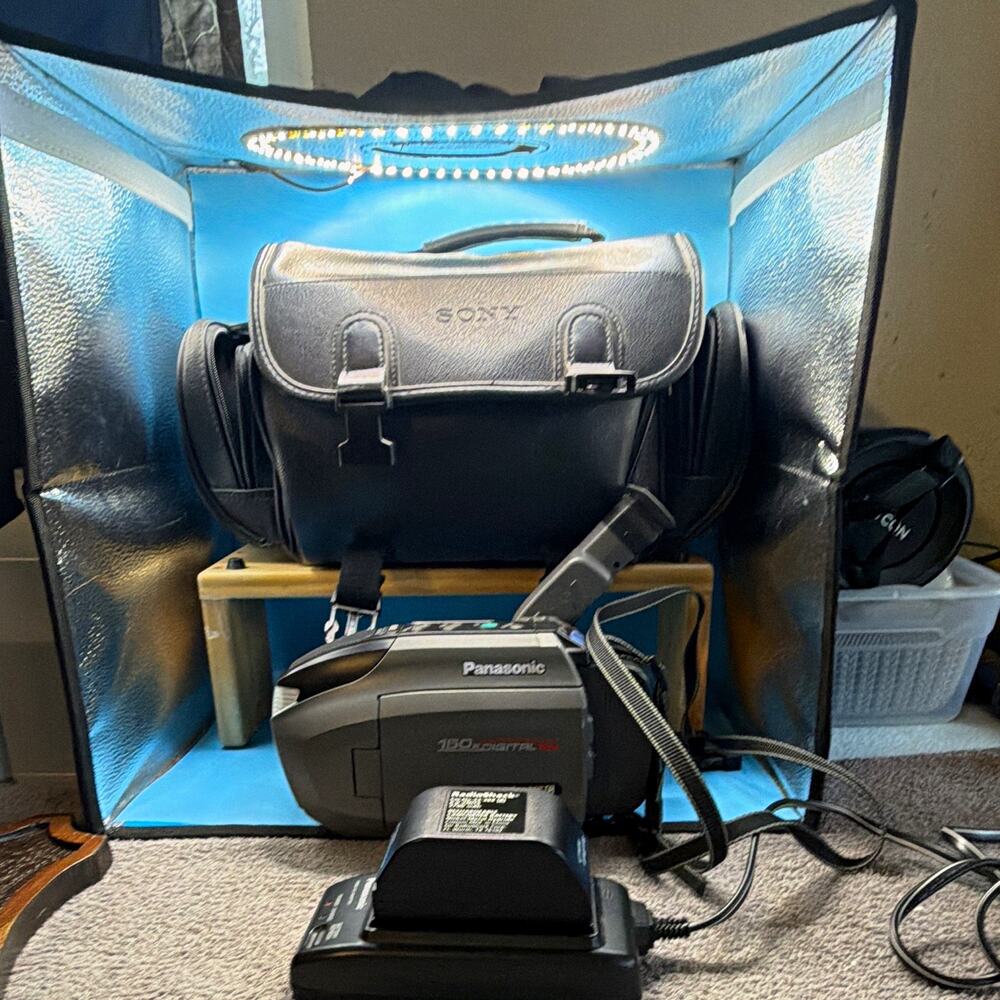 Panasonic Palmcorder VHS-C Handheld Camcorder 18x/150x EIS 2.5" LCD Gray 2 batt.